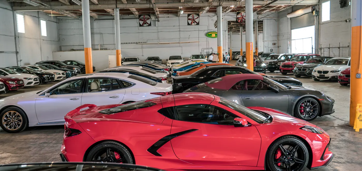 Showroom techado de Ambar Motors en Doral